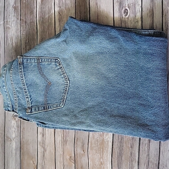 Levi's relaxed fit medium wash jeans with 31" inseam - Picture 10 of 14